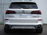 L字型の特徴的なテールランプが、後のドライバーへBMWを印象付けます。