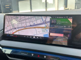 iDriveナビは、シフトレバー手前のコントローラーだけでなく、画面をタッチして使用可。目的地までのルート案内はもちろん、メンテナンス時期の確認や電動テールゲートの開口度調整の設定なども行う事ができます。