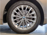 【BMWアロイホイル】軽量かつ強度に拘ったアロイホイル。走行性能ポテンシャルを引き出す設計。車の足元を引き締めてくれる大きなポイントはアロイホイルです。