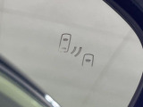 【ブラインドスポットモニター】走行中、ドアミラーの死角になりやすい箇所に後続車が接近するとサイドミラーのレンズに警告を表示!ドライバーに注意喚起をしてくれます。