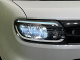 【LEDヘッドライト】悪天候や夜間走行時も良好な視界を確保し安心して運転できる高輝度LEDヘッドライトを装備!点灯速度が早く、消費電力も抑えられています。