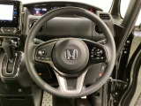 ハンドルにHondaセンシング系のクルーズコントロールやレーンキープアシストなどのスイッチと、オーディオの操作スイッチが装備されています。ハンドルから手を離さず安全に操作できます。