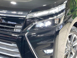【LEDヘッドライト】悪天候や夜間走行時も良好な視界を確保し安心して運転できる高輝度LEDヘッドライトを装備!点灯速度が早く、消費電力も抑えられています。