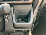 運転席、助手席にそれぞれドリンクホルダーを設置しております。手に取りやすい位置にセットされておりますので、便利です♪