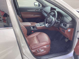 運転席はまっすぐな姿勢でシートに座り、足を自然に伸ばして操作できる位置各ペダルを配するという理想的なレイアウトを実現しています!ぜひ一度MAZDAのドライビングポジションをご体感ください。