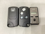 スマートキー付きですからドアロックの開閉およびエンジンスタートが楽々です。電動スライドドアの開け閉めもボタンで操作できます。加えて、リモコンエンジンスターター用の操作キー(Aftermarket品)もついています。