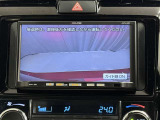 バックでの駐停車時に助かるバックモニター付きです。