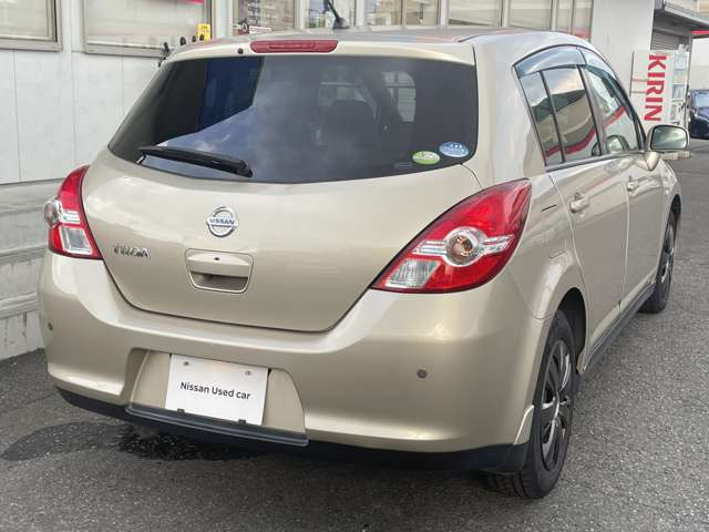 日産ティーダシルキーベージュ 日産：ティーダ [ TIIDA ] コンパクトカー ｜ このクルマの魅力