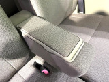 【アームレスト】運転中の身体の負担を軽減してくれるアームレストを装備♪