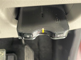 【ETC】有料道路を利用する際に料金所で停止することなく通過できる、ETC車載器(ノンストップ自動料金収受システム機器)が装備されています。セットアップを行うことで利用可能になります。