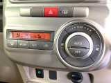 【オートエアコン】一度お好みの温度に設定すれば、車内の温度を検知し風量や温度を自動で調整。暑い…寒い…と何度もスイッチ操作をする必要はありません。快適な車内空間には必須の機能ですね♪