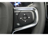 ステアリング右のスイッチは、ナビゲーションやオーディオ、電話などの機能をコントロールできます。音声でのコントロールにも対応しています。