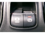 「P」ポジションに入れると自動で作動。「HOLD」スイッチを押し、システムONの状態にしておくことで、渋滞や信号待ちなどでブレーキを踏んで停車したときにブレーキを保持。アクセルを踏むと解除。