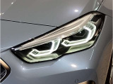 【LEDヘッドライト】先進のLEDテクノロジーを採用。放射される白色光の周波特性は太陽光に近く、バイキセノン・ヘッドライトを上回るコントラストで更に明るく輝きます!