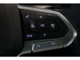 ハンドルは前後、上下で調節することができ、運転される方の好みに合わせて動かすことができます。ハンドルリモコンもついておりますので、運転したままでもオーディオ類を操作できます。