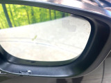 【ブラインドスポットモニタリング】走行中、ドアミラーの死角になりやすい箇所に後続車が接近するとサイドミラー付近に警告を表示、ドライバーに注意喚起をしてくれます。