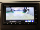 【バックカメラ】シフトを「R」の位置に入れると、自動的に画面がカメラ映像に切り替わり後方の視界をサポートする必須装備です!