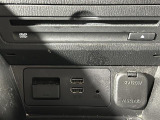 【アクセサリーソケット(電源ソケット)】電源からケーブルをつなげば、スマートフォンなどの電子機器の充電などを行うことができます!ゲーム機器や、カメラの充電にも便利ですね。