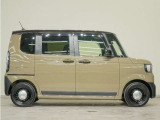 リアには左右スライドドアを採用。狭い駐車場でも開閉しやすく、強風の日でもドアが煽られにくくなっております。小さなお子さまやご年配の方も安心して乗り降りできます。