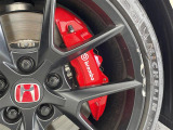 【Bremboキャリアー】高級モデルのみに許された、安心感のあるストッピングパワーに、高い耐久性などディスクブレーキとしての機能もさることながら、華々しいデザインと存在感でドレスアップの役割も!