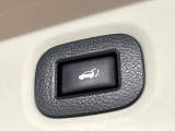 【パワーバックドア】スマートキーや運転席のボタンを押すだけでリアゲートが自動で開閉します!荷物を持っている時や、高い位置にあるバックドアを閉める際に便利な機能です♪