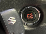 【キーレススタートシステム】カバンやポケットに入れたままでもドアの施錠・解錠が可能なスマートキーを装備。エンジンのオン・オフ時もカギを取り出す必要が無いからとっても便利です♪