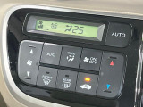 【オートエアコン】一度お好みの温度に設定すれば、車内の温度を検知し風量や温度を自動で調整。暑い…寒い…と何度もスイッチ操作をする必要はありません。快適な車内空間には必須の機能ですね♪