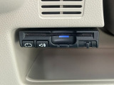 有料道路をキャッシュレスで通行できるETC車載器付きです。運転席足元に設置されています。ETCセットアップ費用は含まれておりません。別途必要となります。