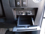 運転席の右下側の小物入れ内にETCがビルトインされています。