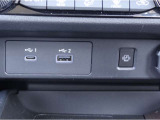 USBデジタル音源入力用とワイヤレス充電確認ランプ