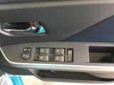 電動格納式ドアミラーのスイッチは運転席ドアにあります。