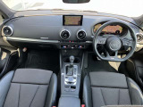 インテリアはブラックを基調とした内装になっております。飽きの来ないドイツ車らしい内装です。