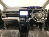 車内は光触媒抗菌消臭施工済です。インパネ周りはスタイリッシュなデザインで機能や装備も充実しています。グローブボックスやカップホルダーのほかにトレーなどたくさんの収納スペースが付いています。