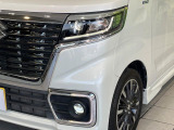 【LEDヘッドライト】悪天候や夜間走行時も良好な視界を確保し安心して運転できる高輝度LEDヘッドライトを装備!点灯速度が早く、消費電力も抑えられています。