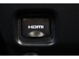 音声と映像が1本のケーブルで伝送できる便利なHDMIを装備しています。iPhoneやスマートフォンの画面と全く同じ画面がカーナビの画面に表示されるので、地図アプリや動画などのミラーリングが可能です。