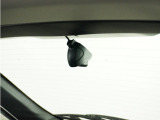 この車にはリアにもドライブレコーダーを装備しております◆映像・音声などを記録する自動車用の装置です。 もしもの事故の際の記録はもちろん、旅行の際の思い出としてドライブの映像を楽しむことができます。