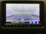 バックでの車庫入れも安心です! リアカメラが付いているバックモニター付のナビを装備しております。操作線もついており距離感も画面から確認できます。