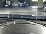 【ヘッドアップディスプレイ(HUD)】フロントウインドウガラスに走行情報を投影します。運転中の目線と重なるように表示されるので、少ない視線移動で速度が確認できるので、 ドライビングに集中できます!