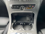 運転席&助手席用ドリンクホルダー。奥にはスマートフォンを置くだけで充電が可能です。