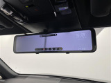 【前後ドライブレコーダー機能付デジタルルームミラー】車両後方カメラの映像をルームミラーに映すことが出来ます。後席に人や荷物があって後方が見えづらい場合でもしっかり視界を確保することが出来ます。