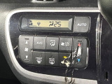 【オートエアコン】一度お好みの温度に設定すれば、車内の温度を検知し風量や温度を自動で調整。暑い…寒い…と何度もスイッチ操作をする必要はありません。快適な車内空間には必須の機能ですね♪
