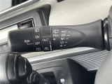 【オートワイパー(AUTO)】雨が降り出した時に、雨滴検出用センサー(レインセンサー)が雨滴を感知すると、自動でワイパーが動作します。