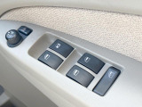 【電動格納ミラー】サイドミラーは電動格納式となっており、狭い駐車場でもキズがつくリスクを抑えられます。