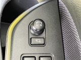 【電動格納ミラー】運転席のスイッチで、ドアミラーの開閉や角度の調整ができます。