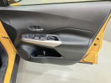 【運転席ドア】ボトルホルダーや収納ポケットが付いているので運転席周りもスッキリ保てます★
