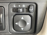 【電動格納ミラー】サイドミラーは電動格納式となっており、狭い駐車場でもキズがつくリスクを抑えられます。