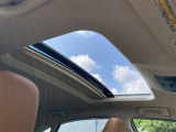【 サンルーフ 】解放感溢れるサンルーフ♪車内には爽やかな風や太陽の穏やかな光が差し込みます♪