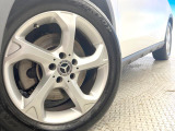 ●純正18インチアルミホイール:輸入車ならではの卓越した走りを支えるホイールと足回りです!日本車の走りに慣れている方にもぜひ体感して頂きたいほど、高いレベルでまとまっています!