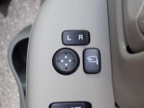 電動格納式ミラーなので、対向車などとのすれ違い時にも便利です。