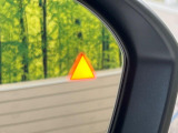 【後方車輛検知】走行中、ドアミラーの死角になりやすい箇所に後続車が接近するとサイドミラー付近に警告を表示、ドライバーに注意喚起をしてくれます。